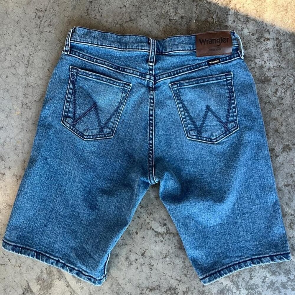 Wrangler Denim Shorts Bermuda High Rise Women's Size 30 Medium Wash Stretch